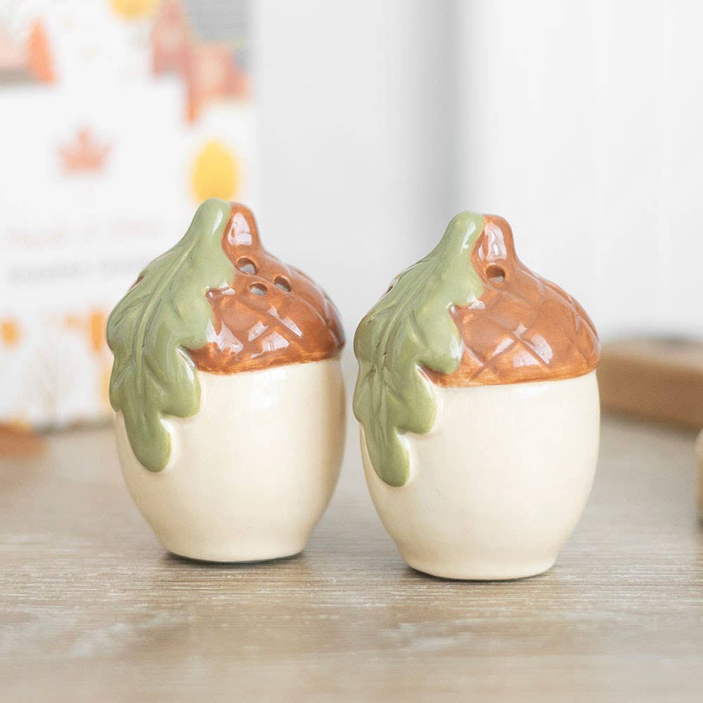 Salières et poivrières en forme de glands