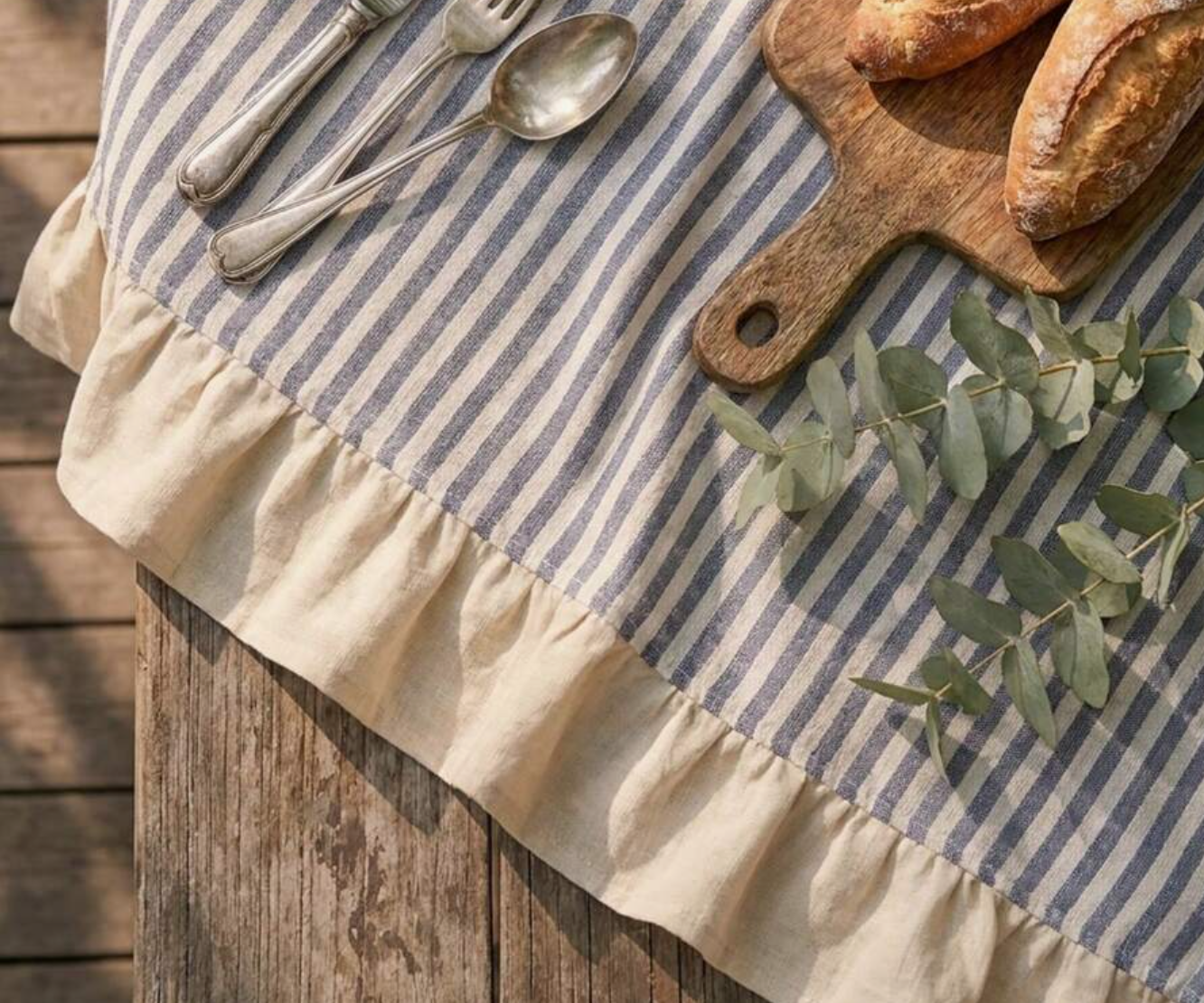 Nappe à volants rayée bleu – 140 × 300 cm