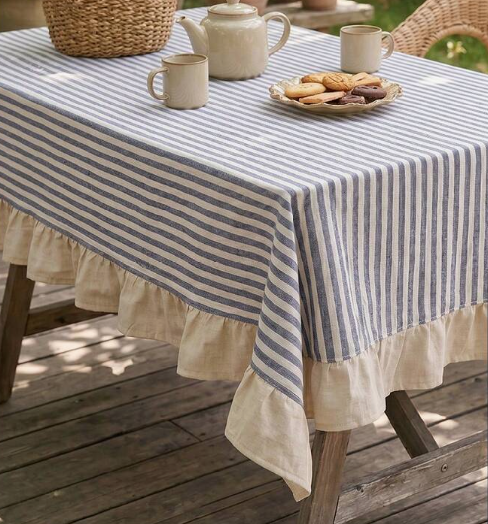 Nappe à volants rayée bleu – 140 × 300 cm
