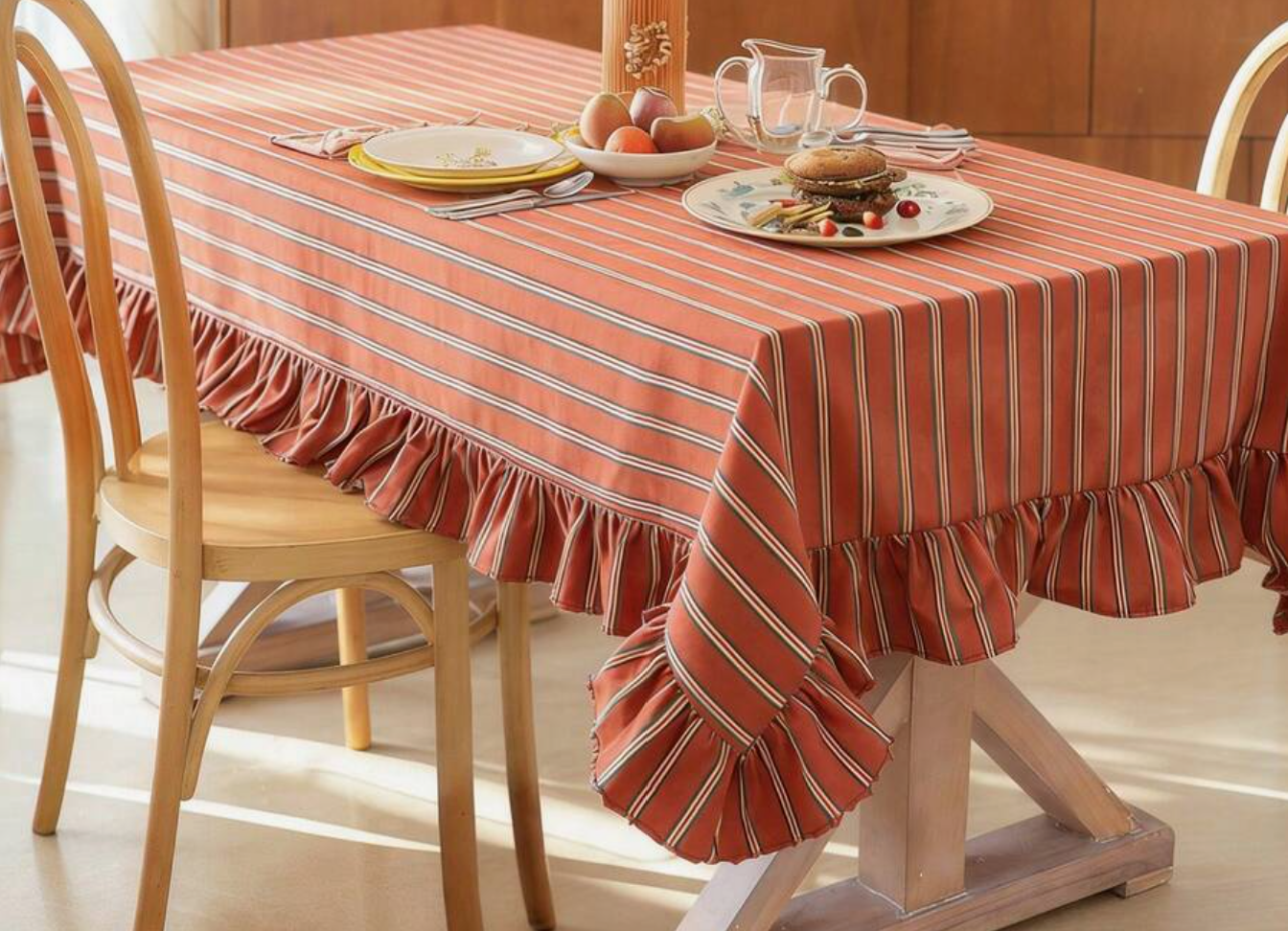 Nappe à volants rayée caramel – 140 × 300 cm