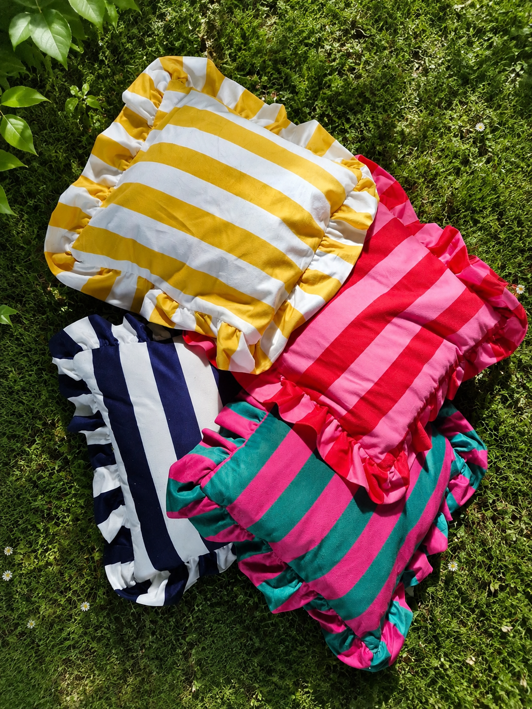 Housse de coussin rayée à volants